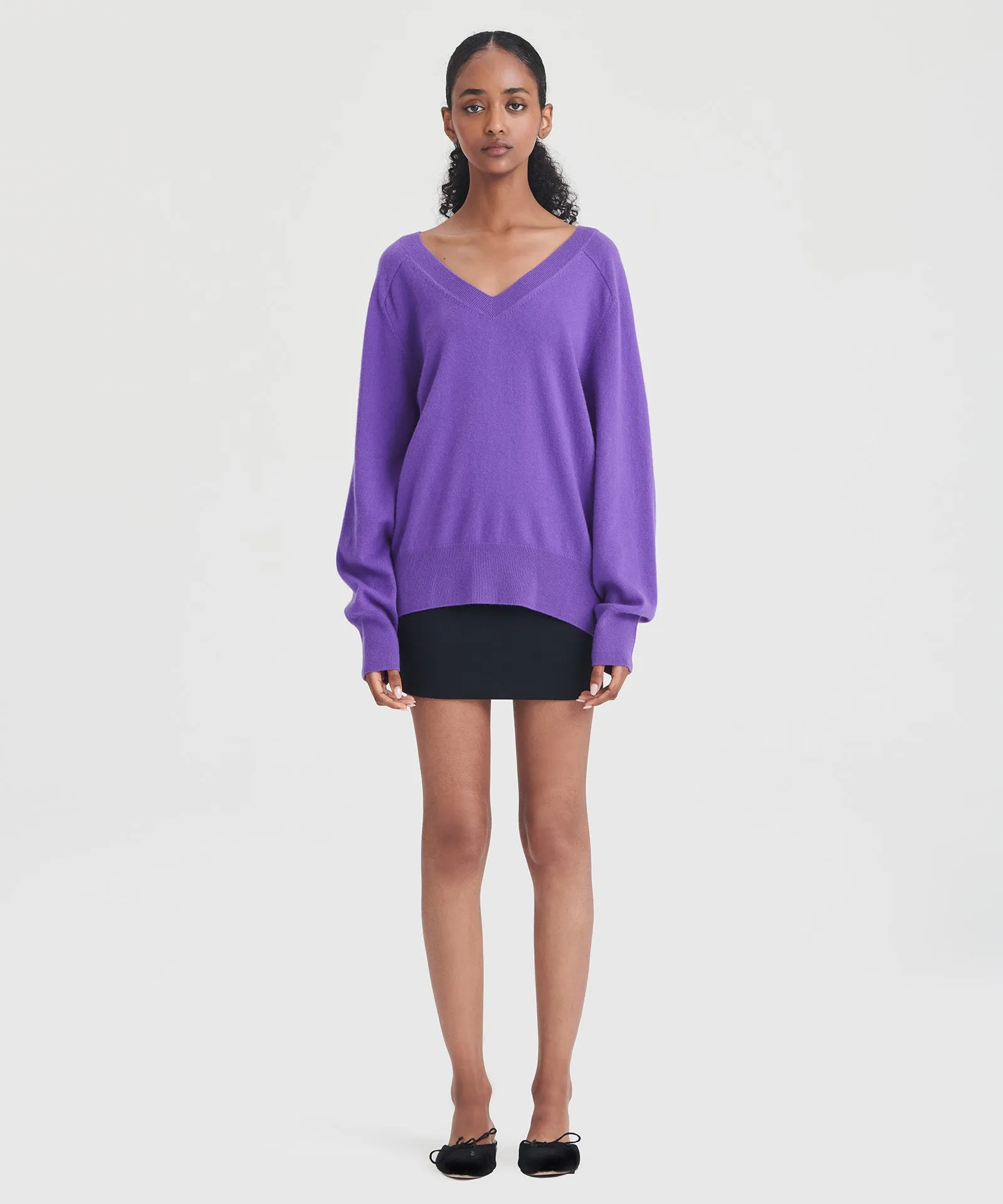 Signature Cashmere Relaxed V-Neck Sweater